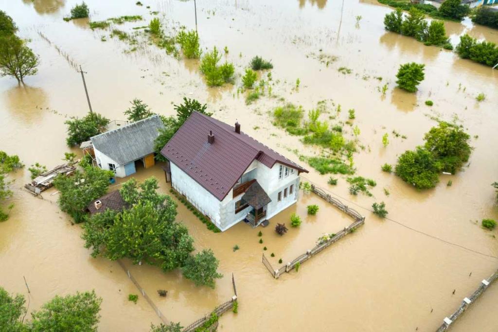 Gebäudeschäden durch Hochwasser führen zu erheblichen finanziellen Verlusten.