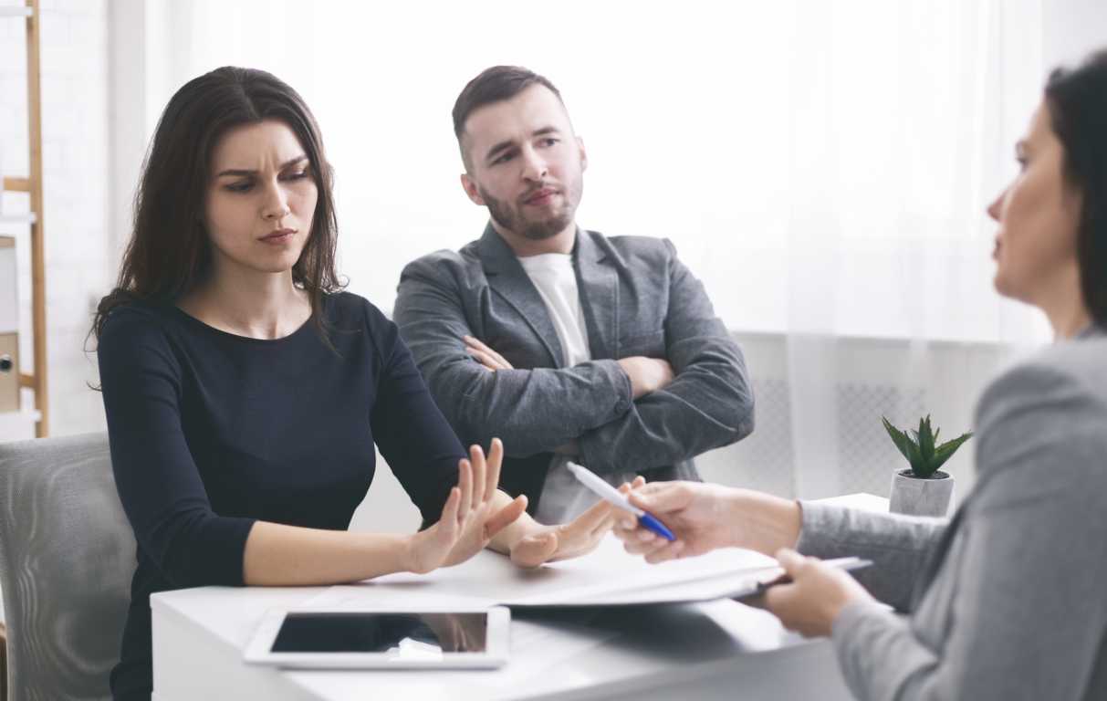 Streitigkeiten im Eigentümergemeinschaften und mit Nachbarn sollten möglichst geklärt werden.